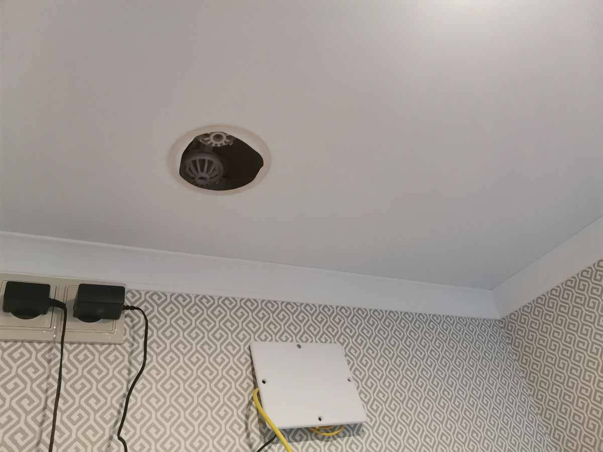 Вентиляция в натяжном потолке: вытяжки, решетки и их установка в ванной