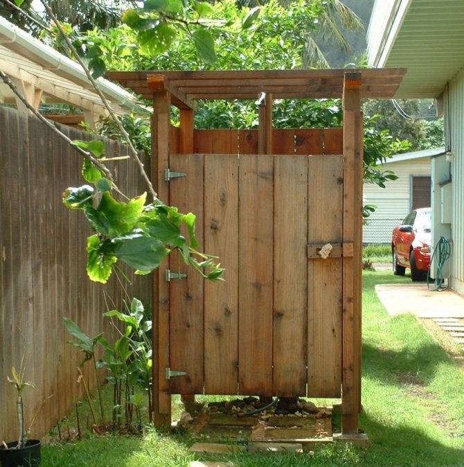 Деревянный душ для дачи своими руками – как сделать душевую из дерева (досок и бруса) в саду