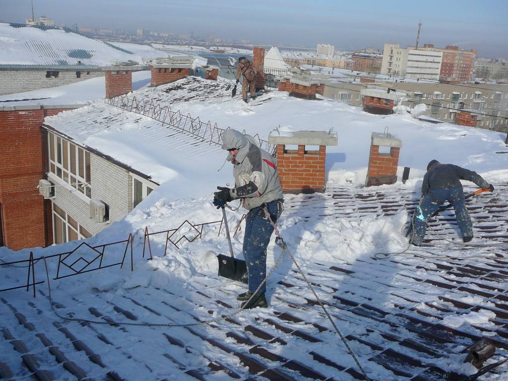 Очистка кровли от снега и наледи - уборка снега с крыши дома своими руками