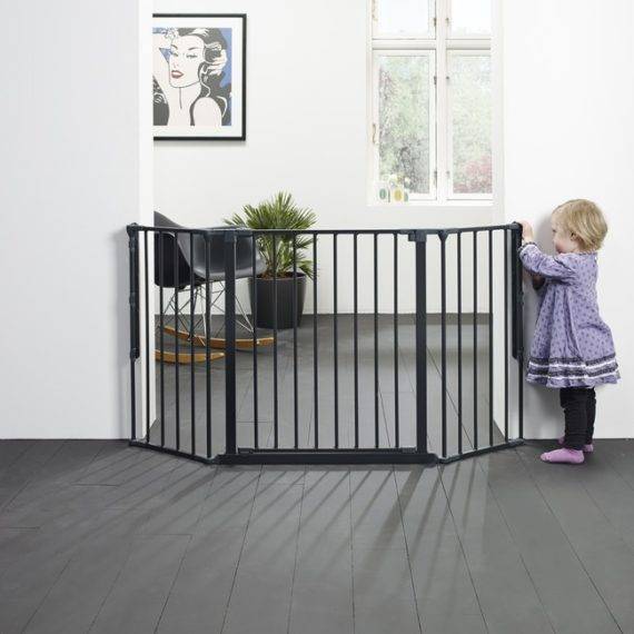 Ворота безопасности для детей на лестницу в доме