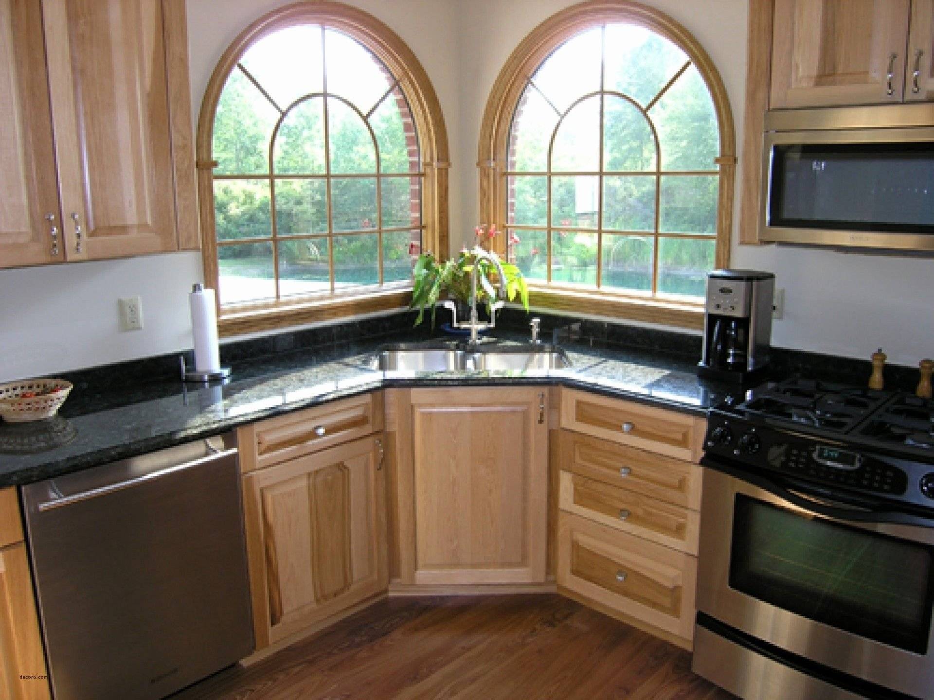 Кухни угловые с окном с фото