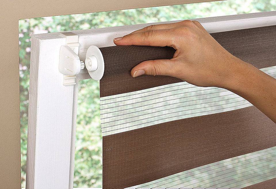 Как повесить рулонные шторы на пластиковые окна без сверления: все про монтаж и выбор изделий | видео