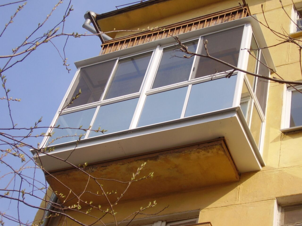 Остекление балконов в хрущевке: особенности работ в панельном доме, фото, видео