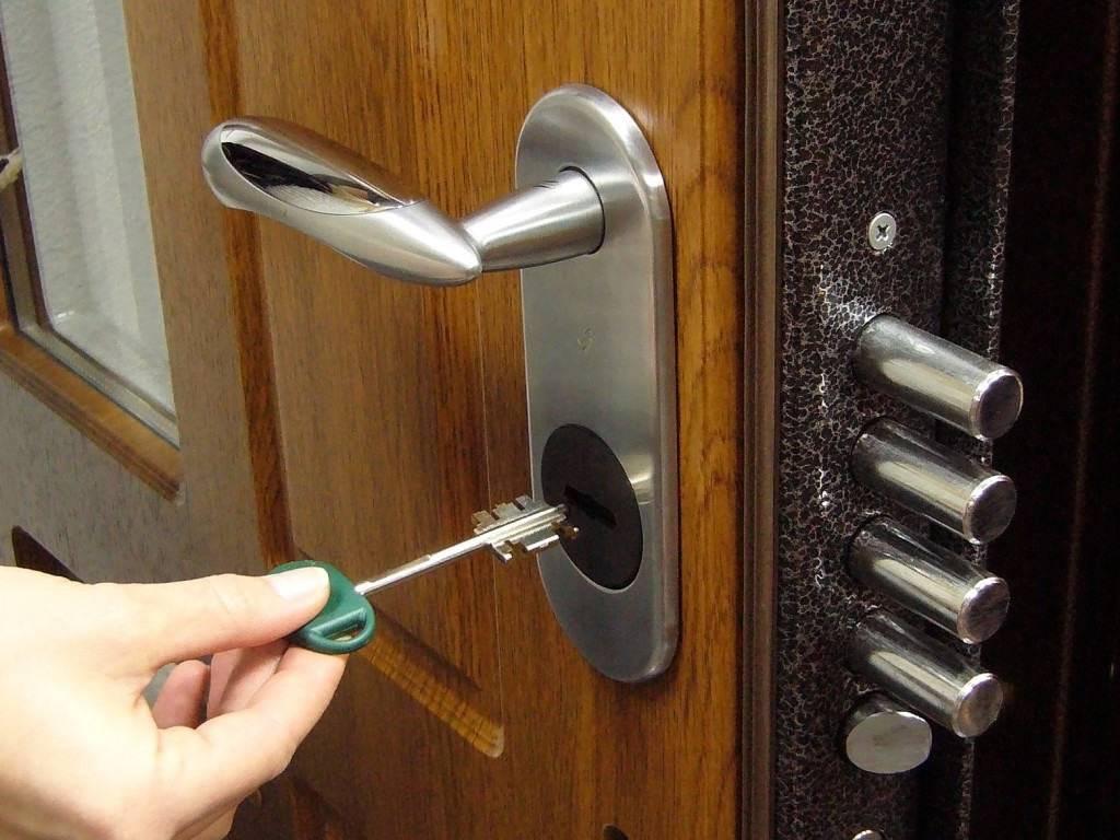 4 способа, которыми грабители вскрывают дверные замки | brodude.ru