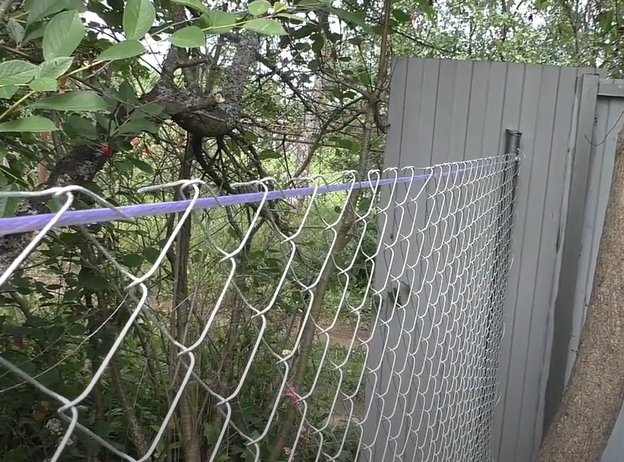Забор из сетки рабицы: простая конструкция с уклоном для дачи