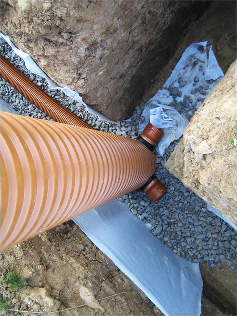 Дренажный колодец, в частности смотровой инспекционный из пластика или бетонных колец, установить на участке можно своими руками