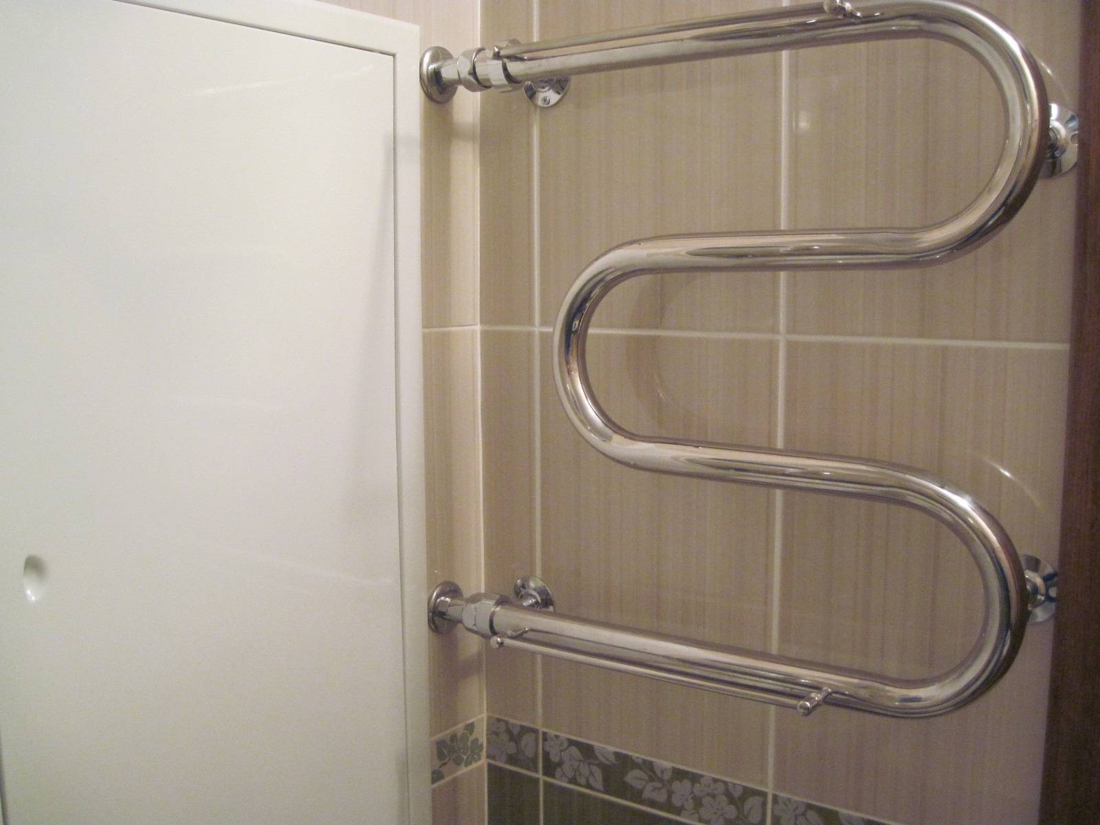 Как заменить полотенцесушитель в ванной: порядок выполнения работ и причины неисправностей