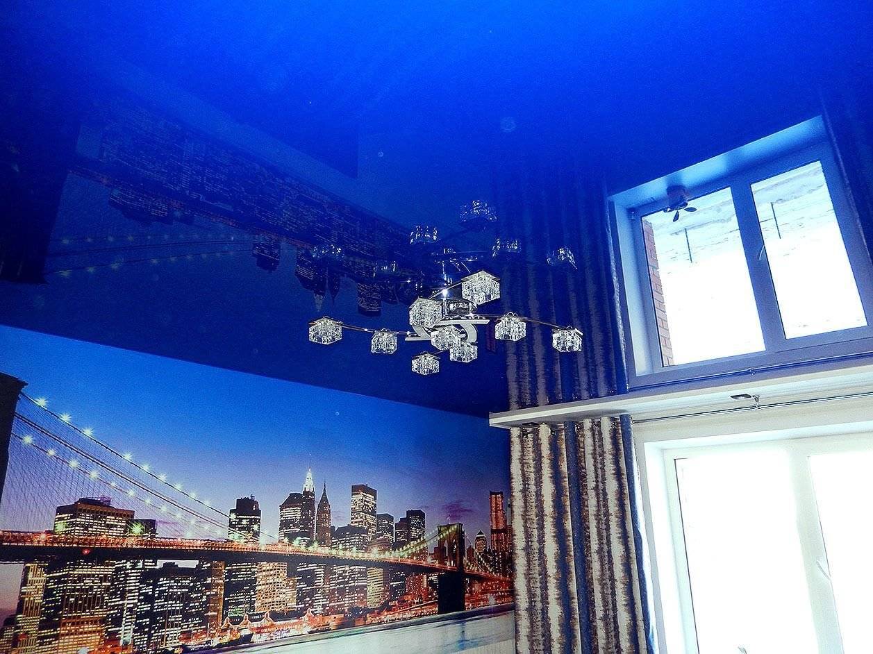 Голубой потолок в интерьере — какие стены сделать, какие обои подойдут к голубому натяжному потолку, как сочетаются, дизайн комнаты