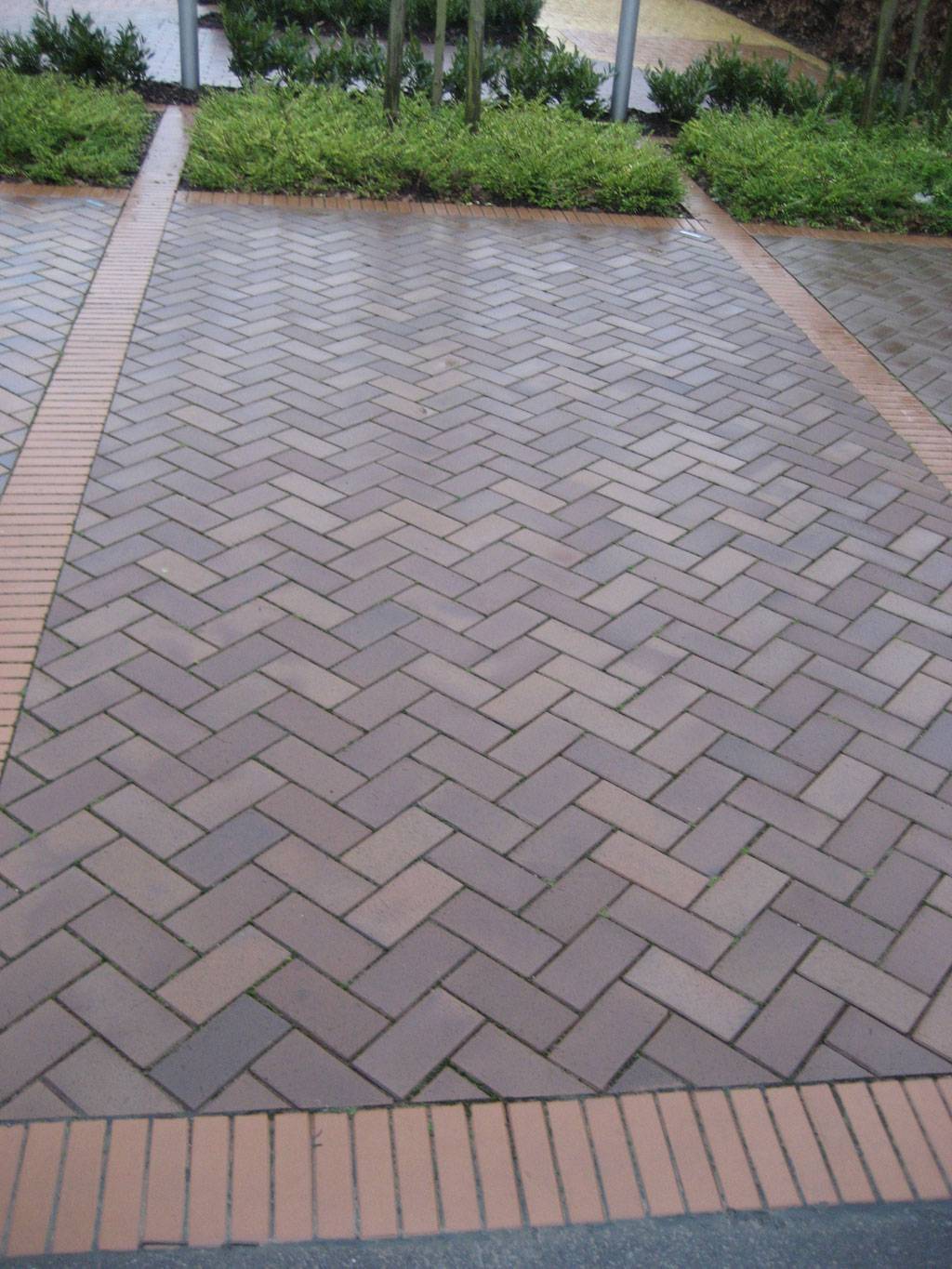 Варианты укладки тротуарной плитки: схема раскладки двухцветного узора, виды дизайна, брусчатка елочкой