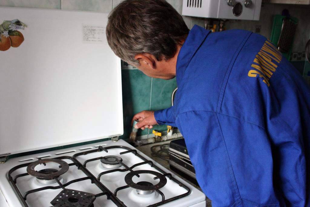 Нужно ли вызывать газовиков при замене газовой плиты?