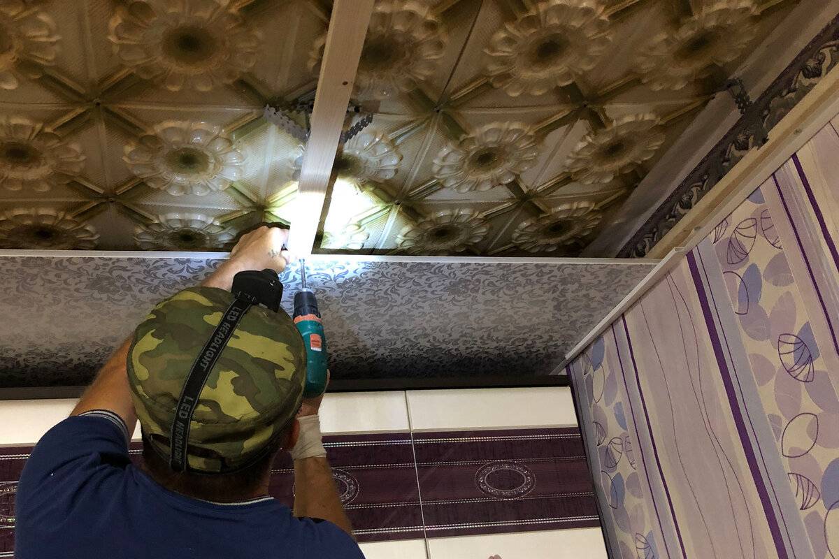 Отделка потолка пвх-панелями своими руками: пошаговая инструкция с фото и видео