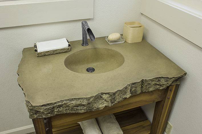 Раковина под искусственный камень в ванной. Раковина из бетона. Раковина из цемента. Раковина из натурального камня. Бетонная столешница в ванной.