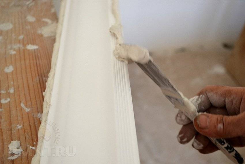 Установка потолочного плинтуса своими руками, как правильно подгонять потолочные плинтуса, смотрите фото и видео