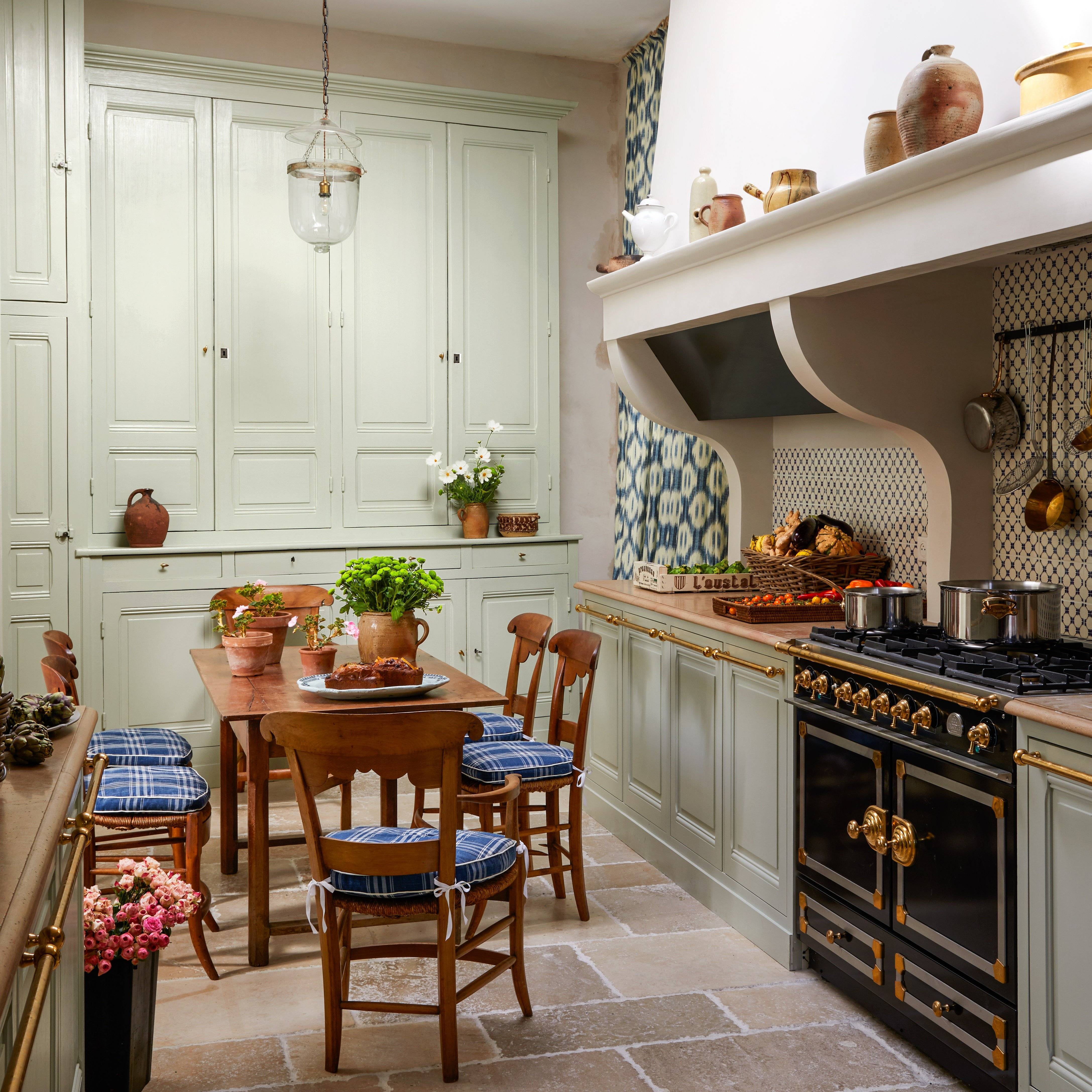 Кухня в стиле кафе: планировка интерьера уютной кухни