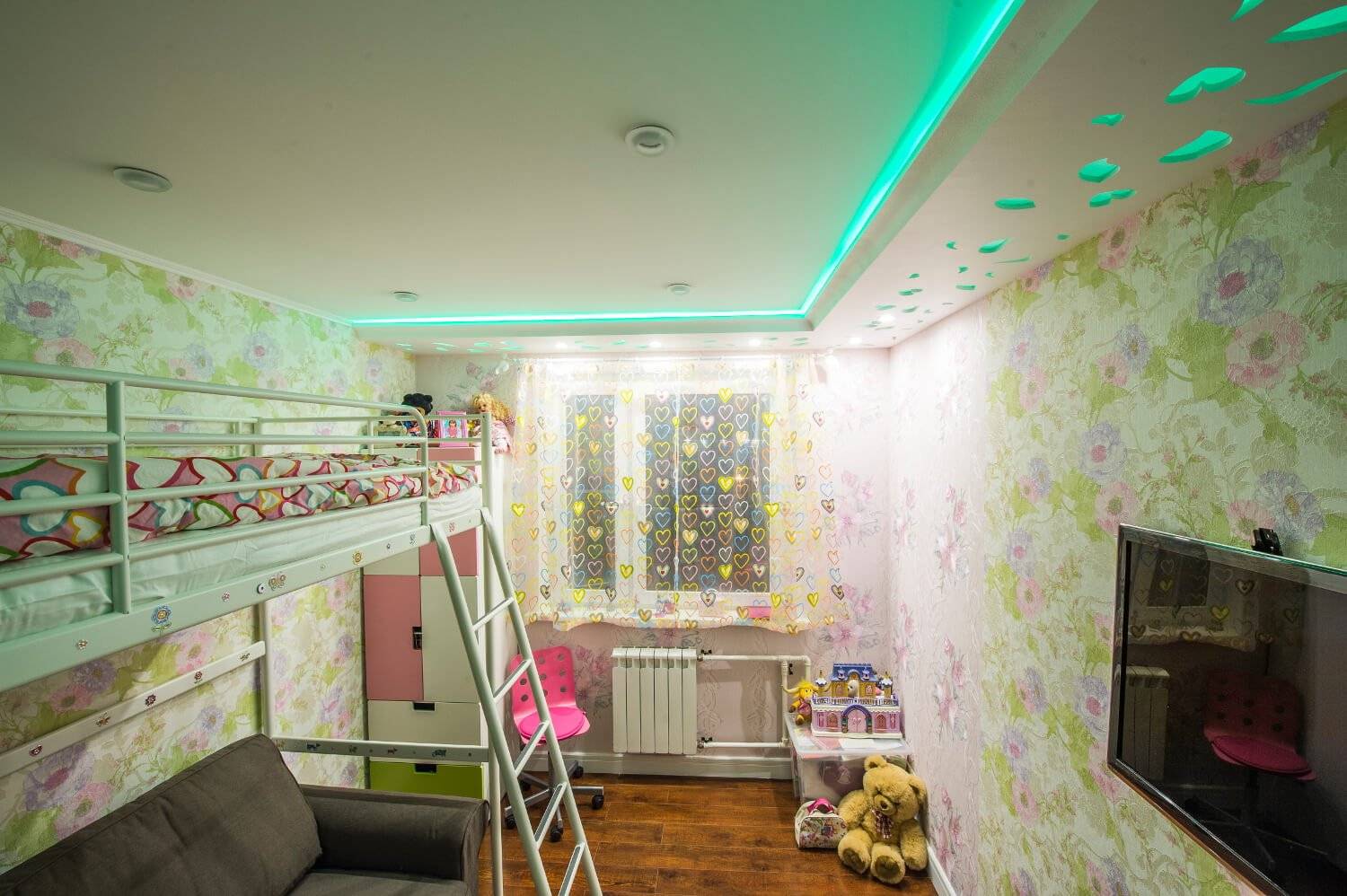 Какие натяжные потолки в детской комнате лучше сделать, примеры на фото и видео