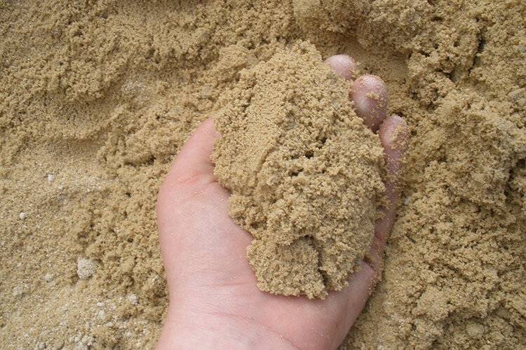 Песок для фундамента дачи: речной или карьерный
