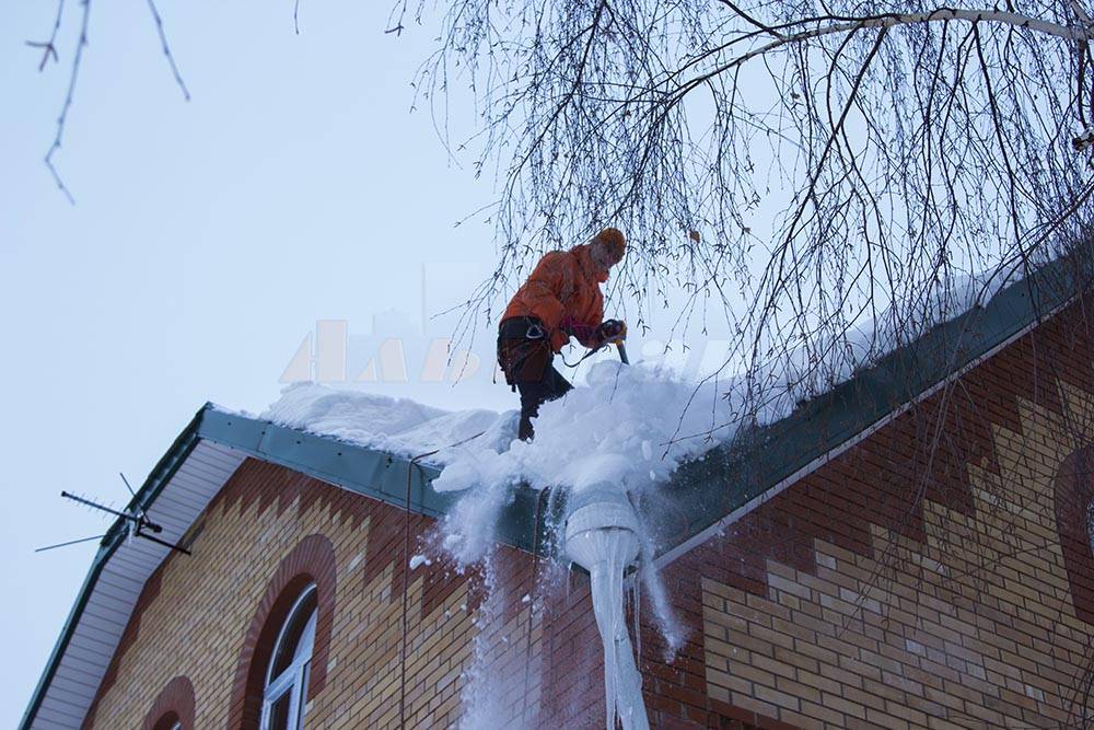Как чистить крыши от снега: различные способы уборки с кровли снежных масс, наледи и сосулек в разных условиях