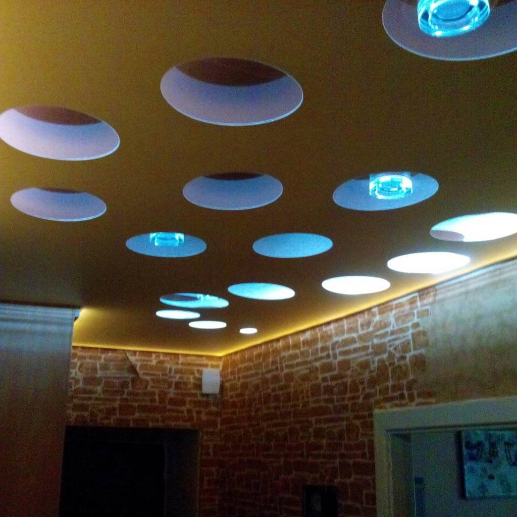 Перфорированный потолок с подсветкой