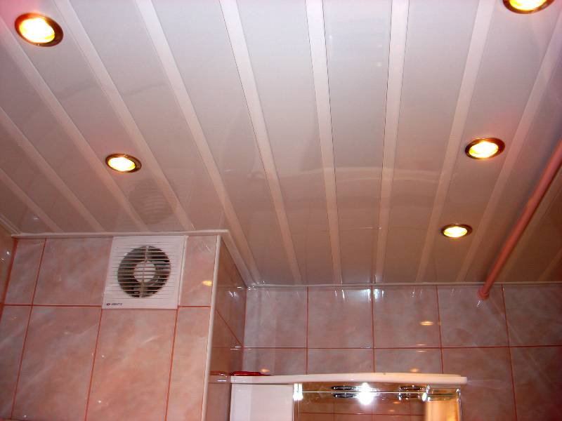 Подвесные потолки в ванной комнате – как сделать своими руками + видео / vantazer.ru – информационный портал о ремонте, отделке и обустройстве ванных комнат