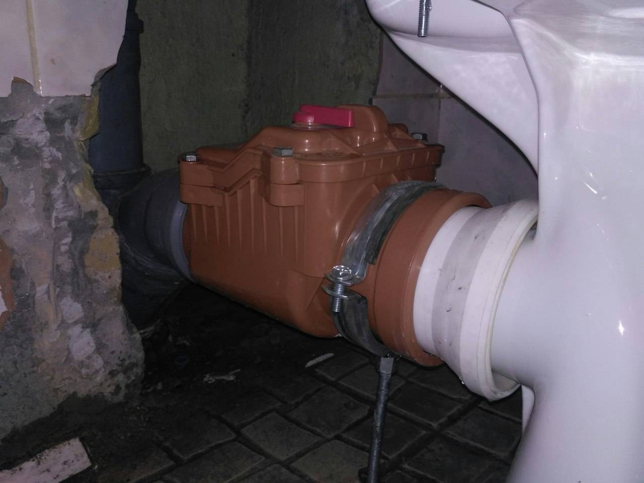 Клапан для канализации для чего нужен. Клапан обратный канализационный 110 внутренний. Обратный клапан для канализации 110. Обратный клапан 110 монтаж. Обратный клапан 110 вертикальная установка.