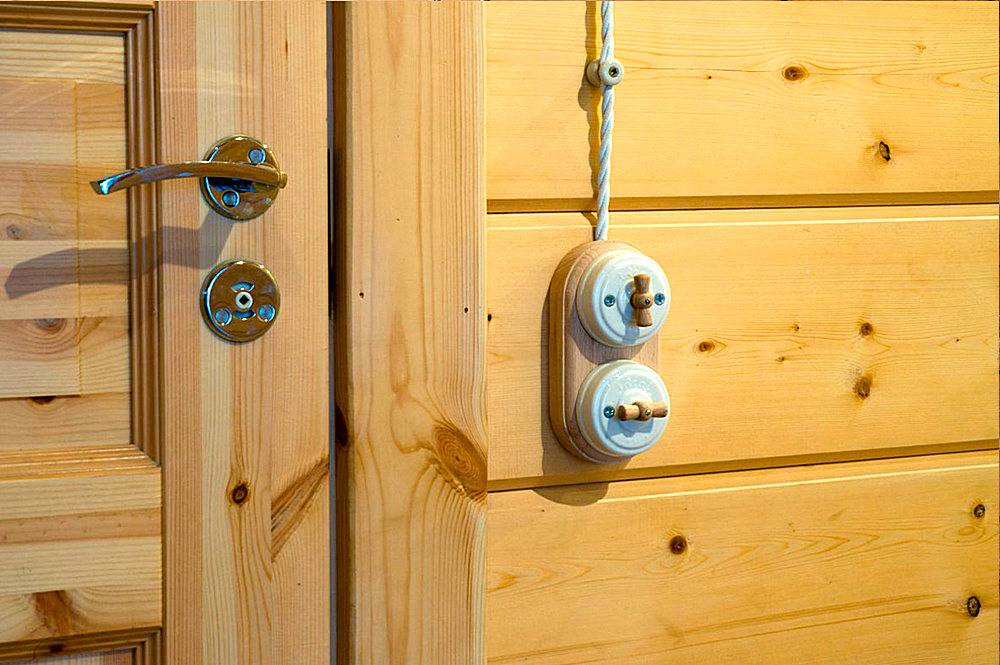 Открытая ретро проводка в деревянном доме: красивые винтажные розетки и выключатели + фото