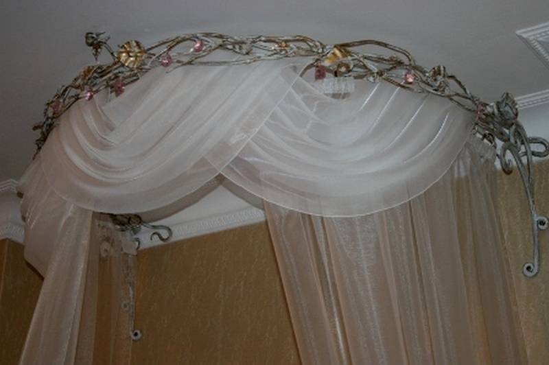 Как выбрать карниз для штор в спальню: потолочный, полукруглый, фото в интерьере